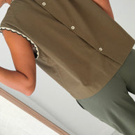 Blusa verde com pormenor bordado