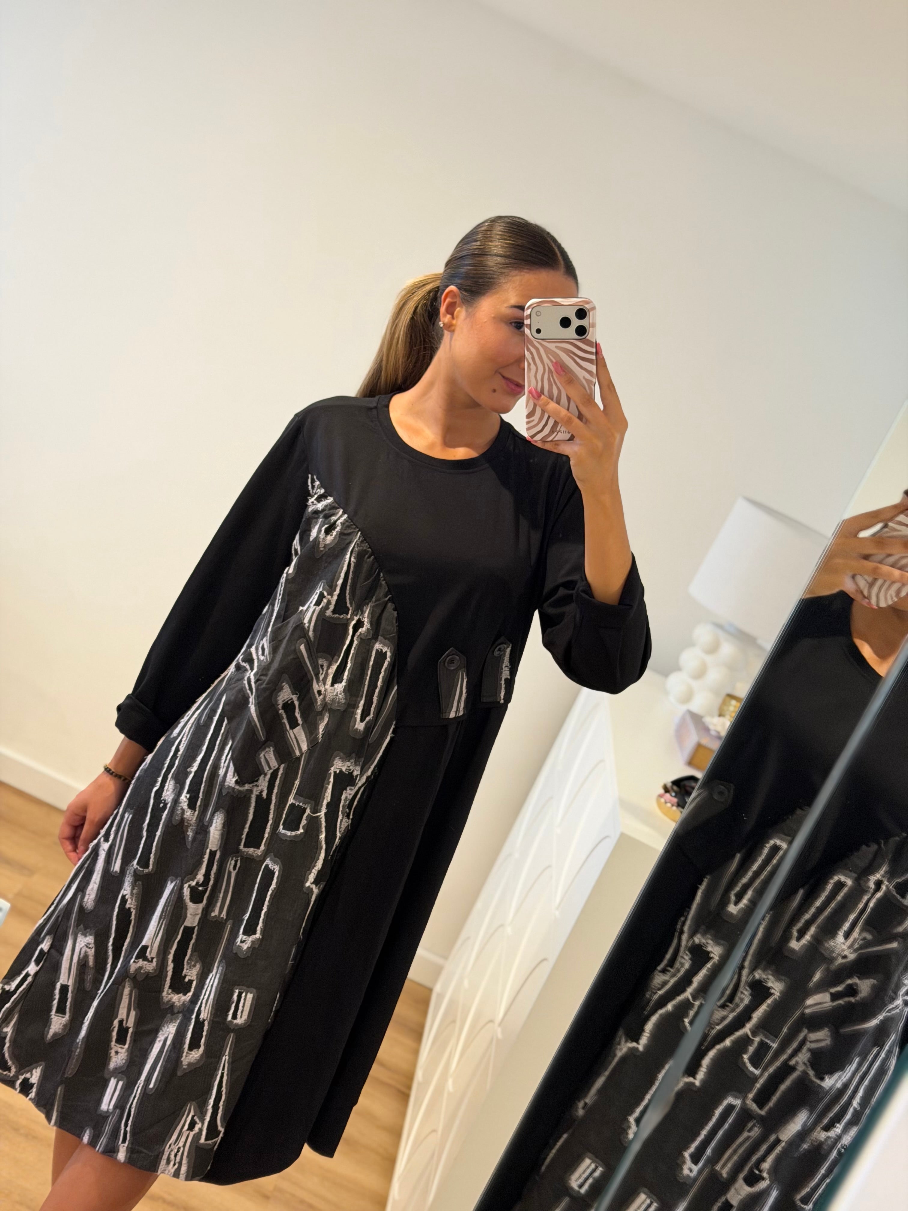 Vestido com trabalhado e desenho