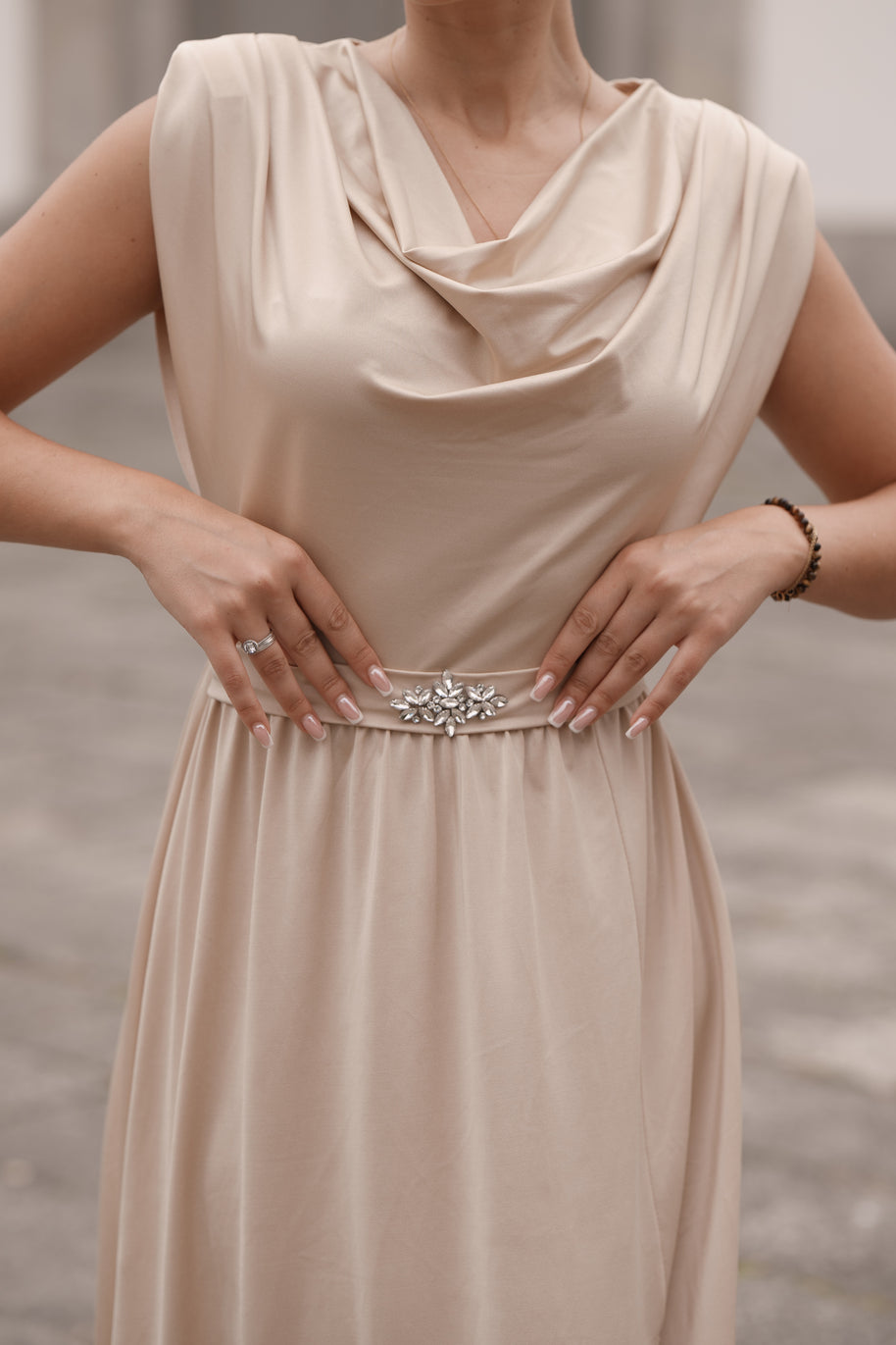 Vestido cerimónia - com pormenores pedras brilhantes