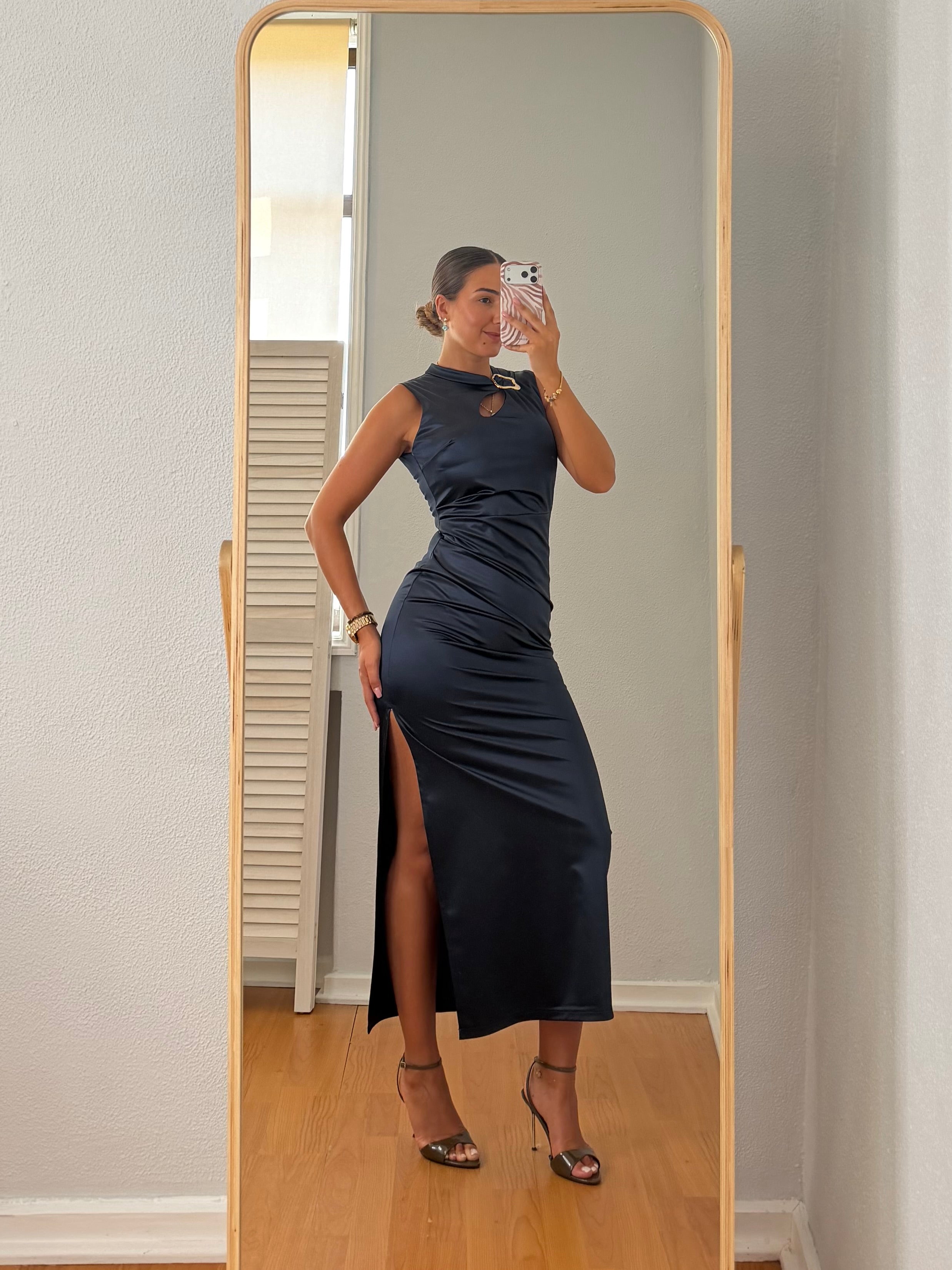 Vestido azul marinho com pormenor