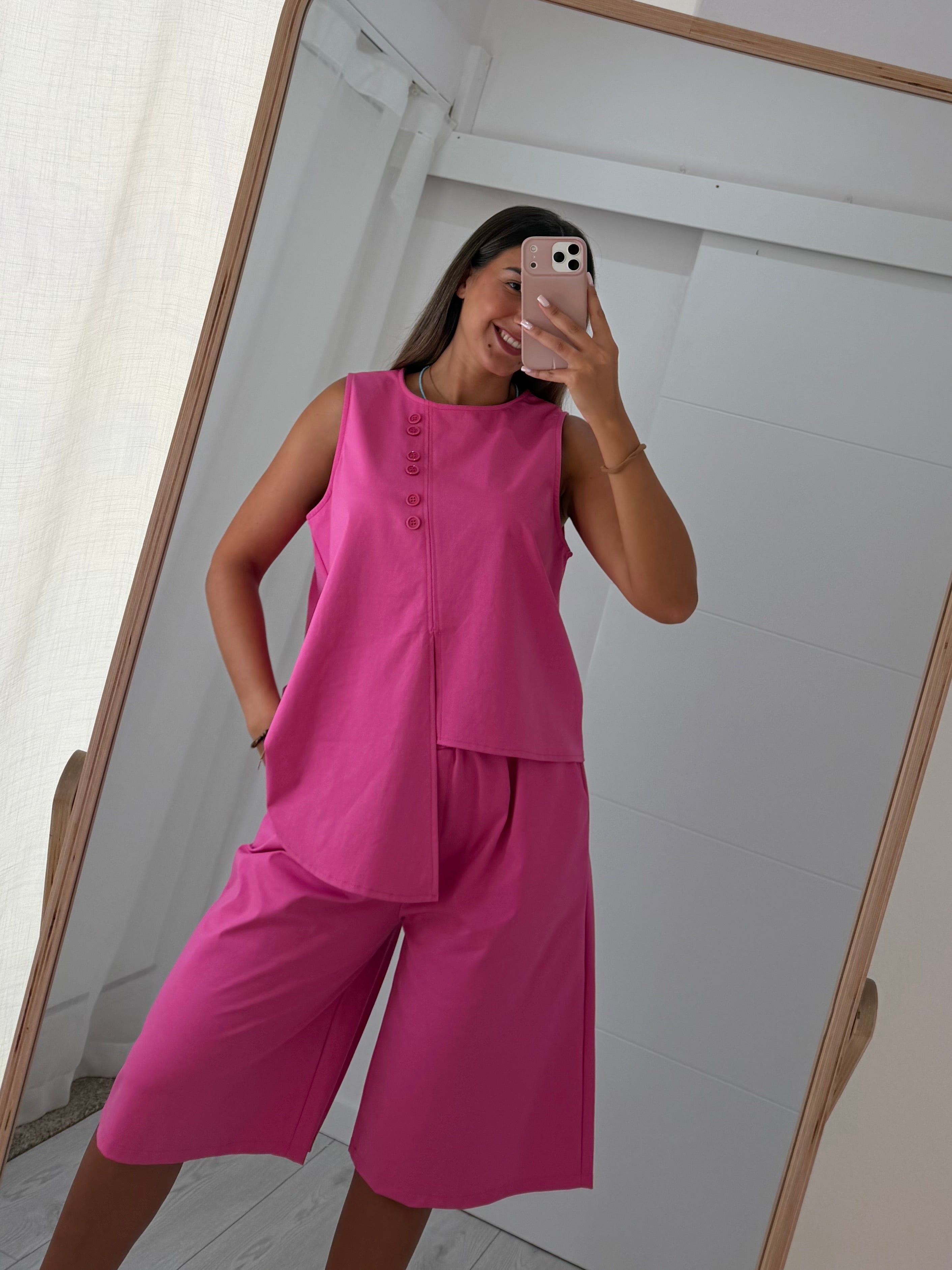 Conjunto com calção rosa choque