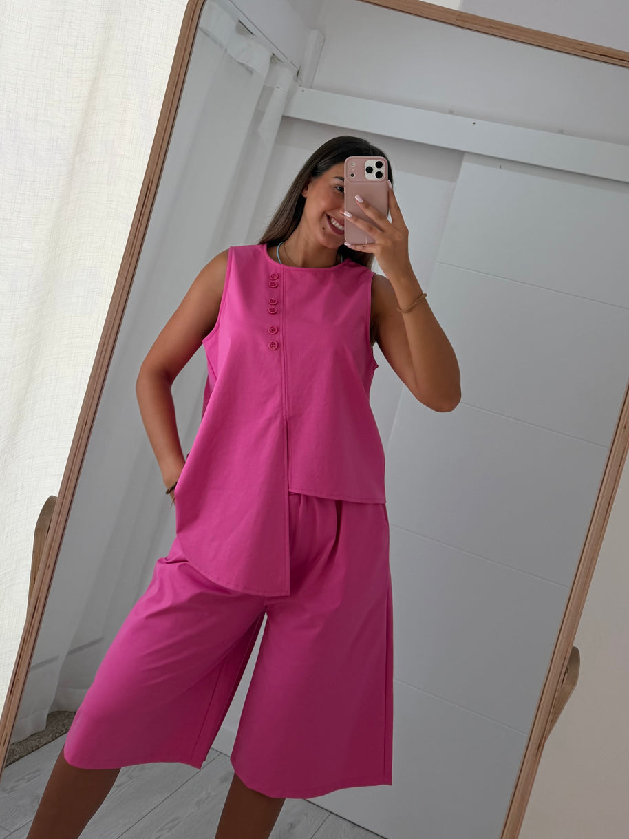 Conjunto com calção rosa choque