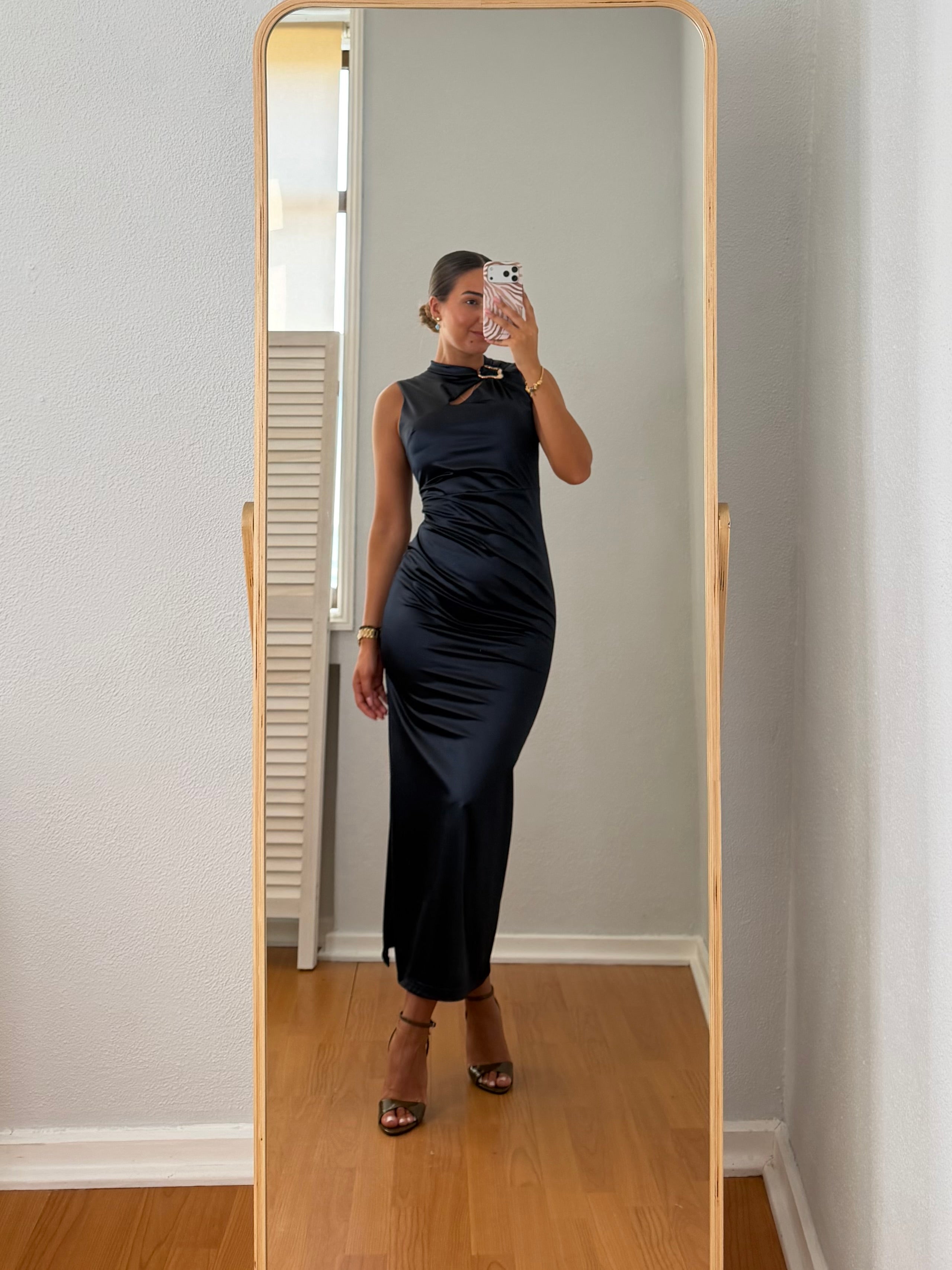 Vestido azul marinho com pormenor