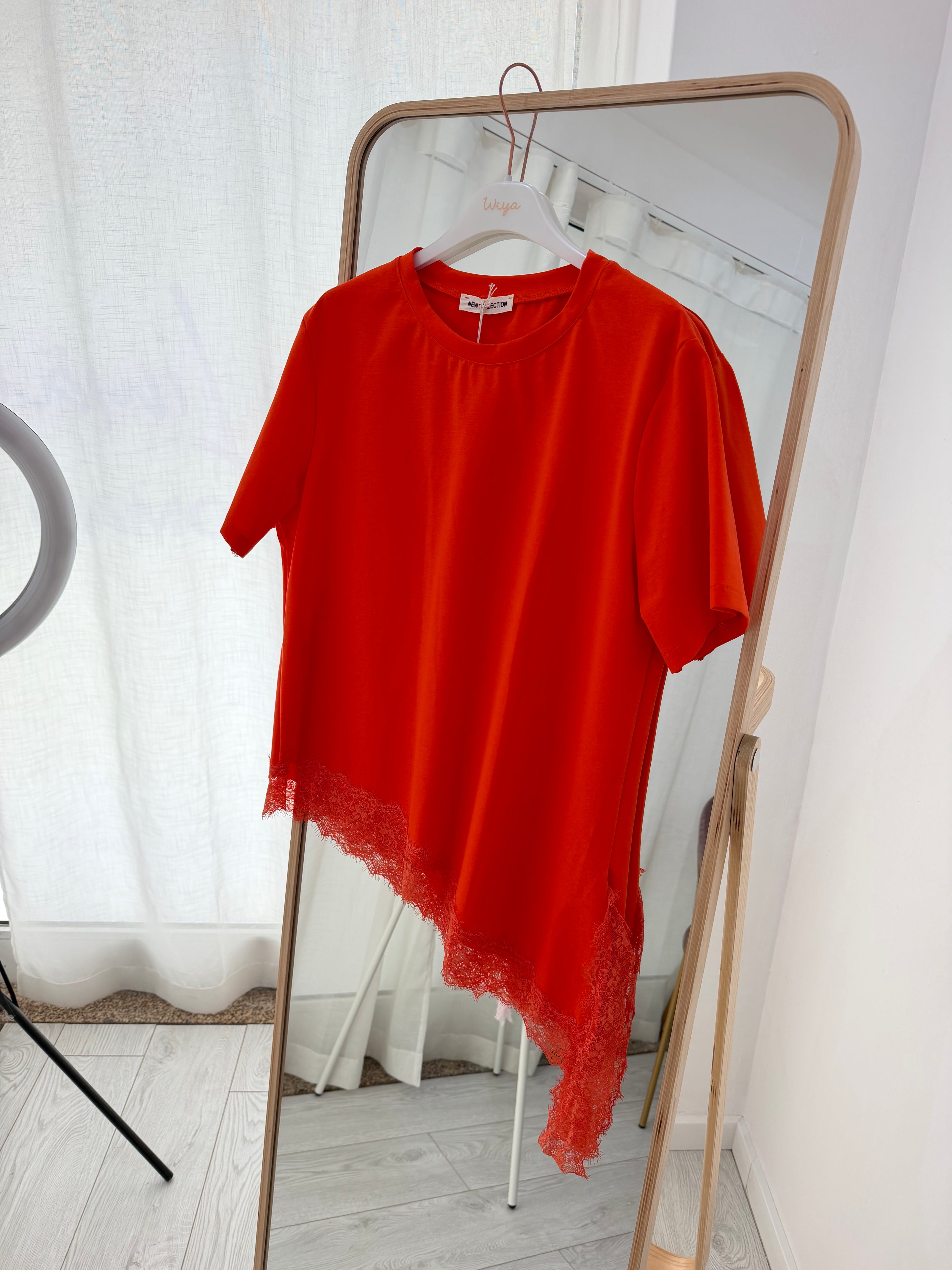 Blusa assimétrica com renda - laranja