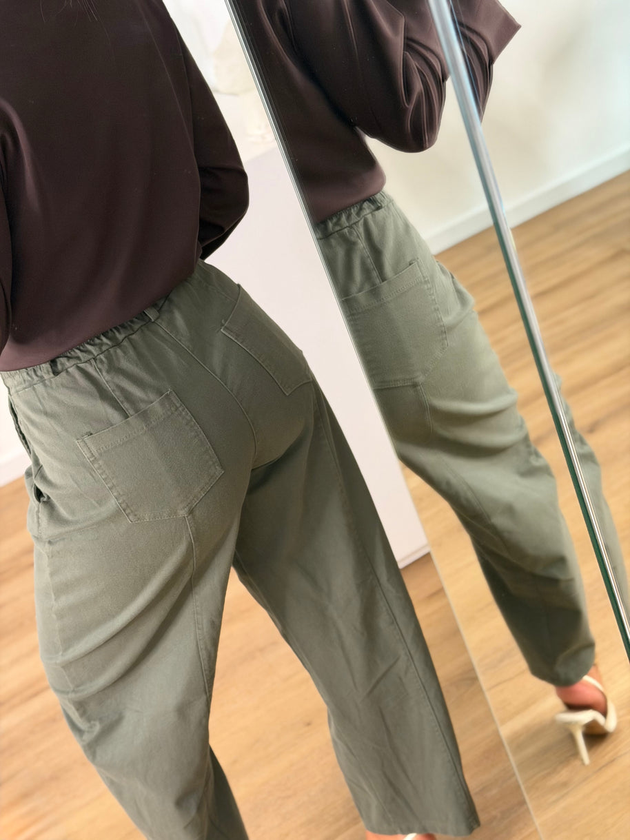 Calça com cintura elástica verde kaki