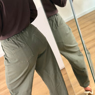 Calça com cintura elástica verde kaki