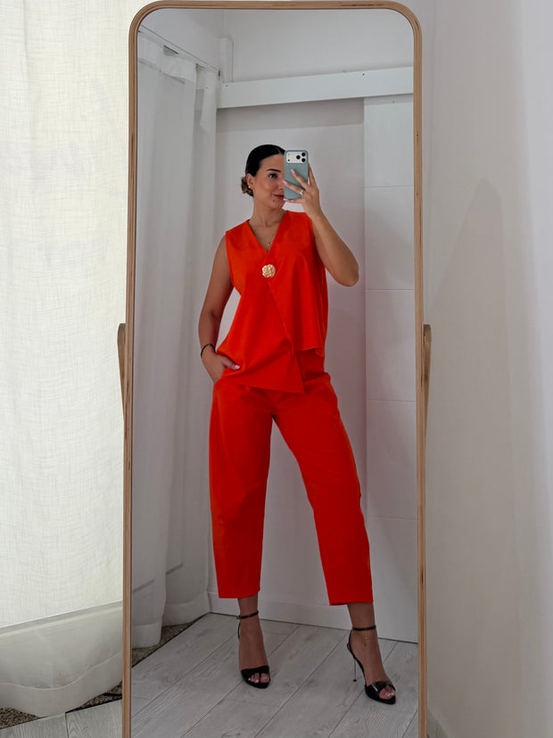 Conjunto laranja com botão