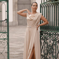 Vestido cerimónia - com pormenores pedras brilhantes