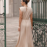 Vestido cerimónia - com pormenores pedras brilhantes