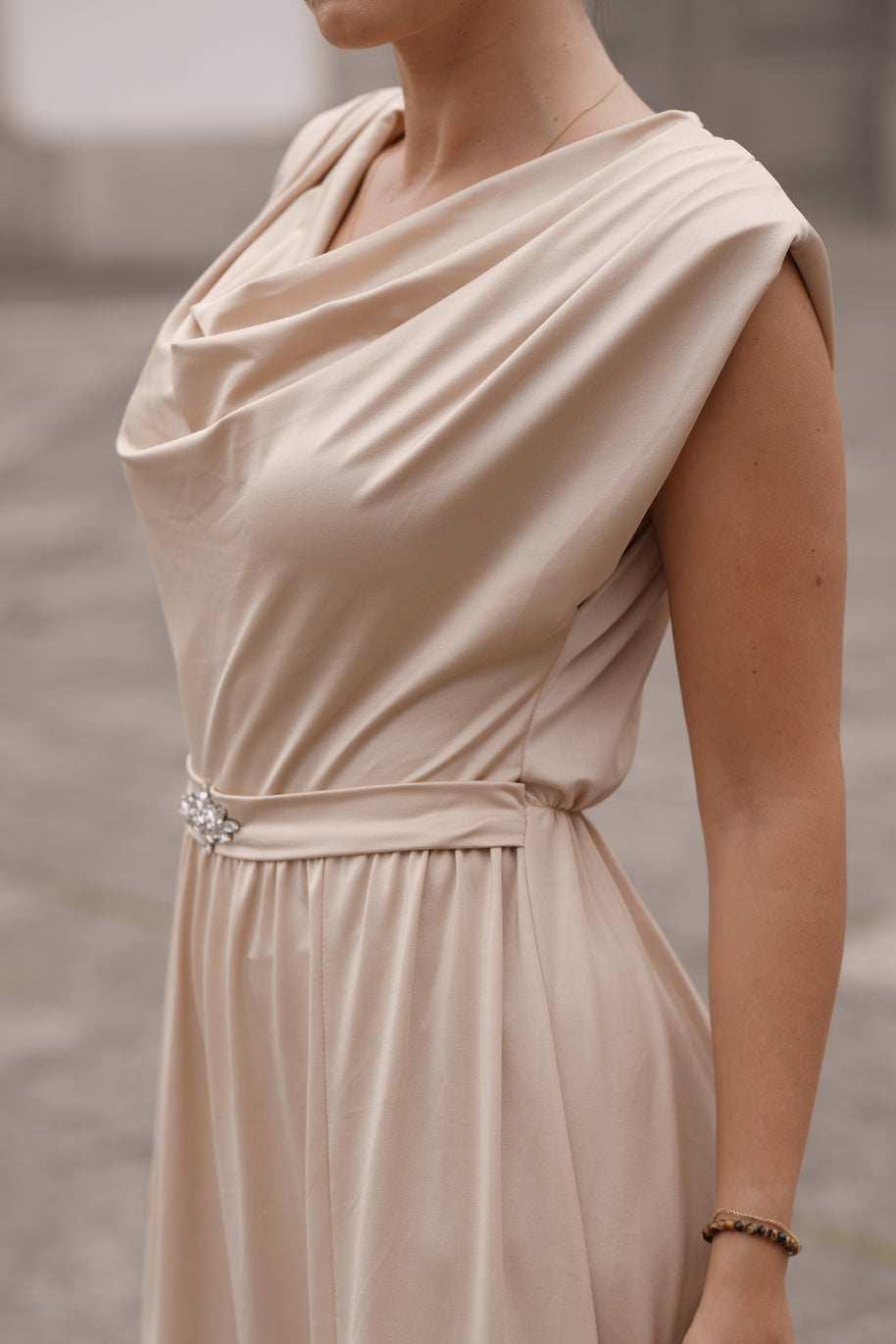 Vestido cerimónia - com pormenores pedras brilhantes