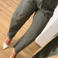 Calça com cintura elástica verde kaki