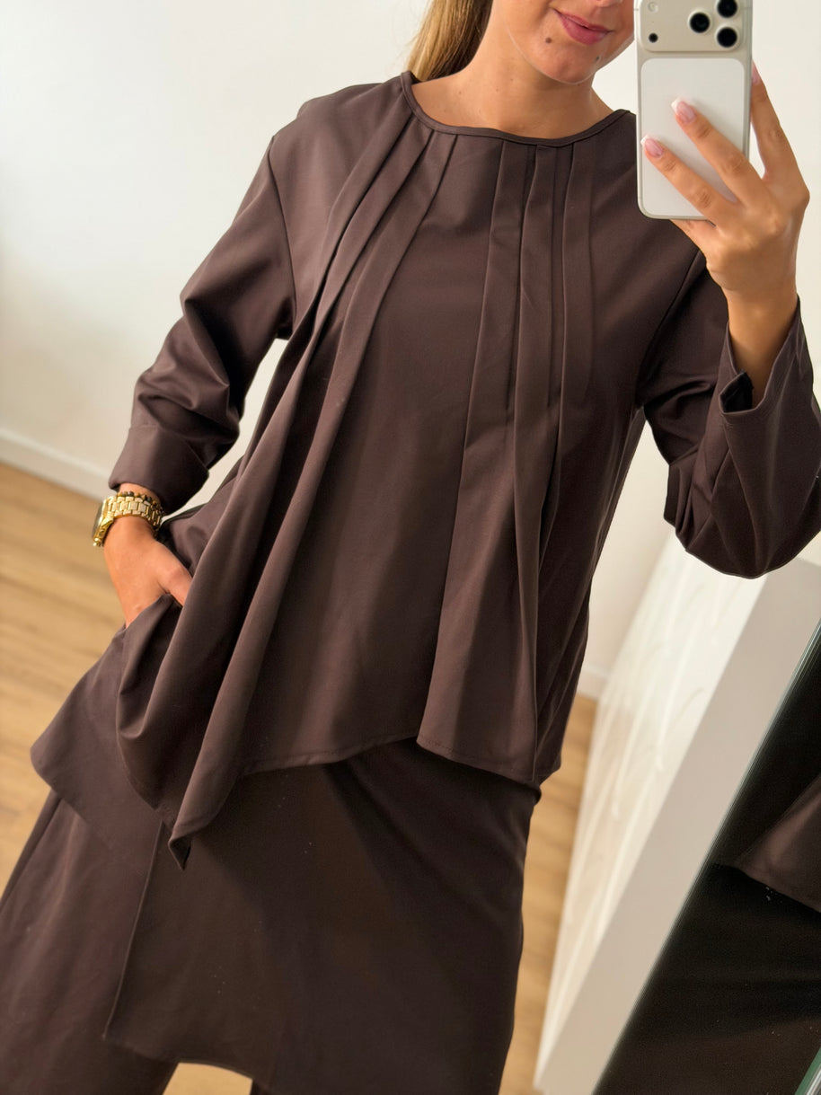 Conjunto castanho com saia/calça