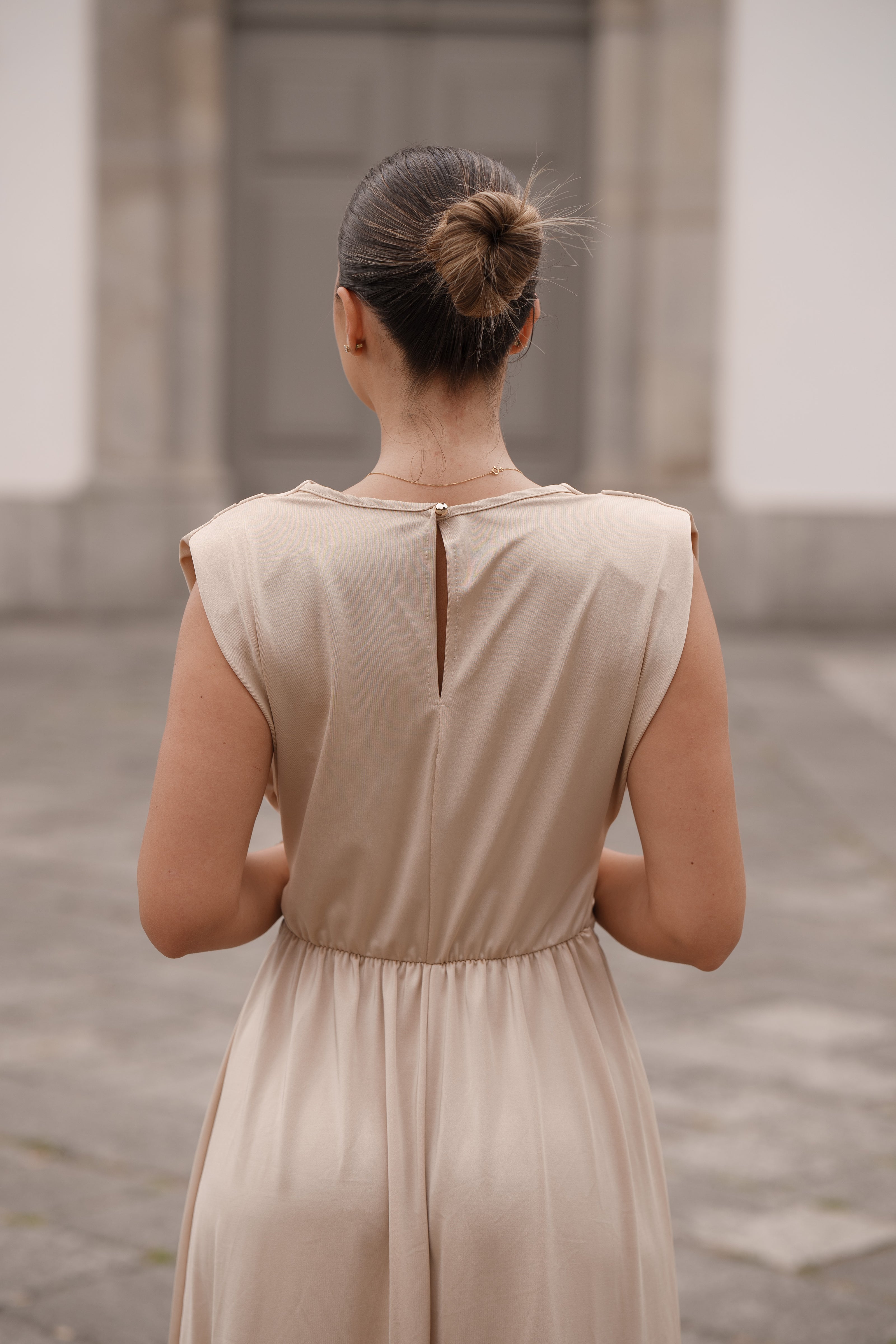 Vestido cerimónia - com pormenores pedras brilhantes