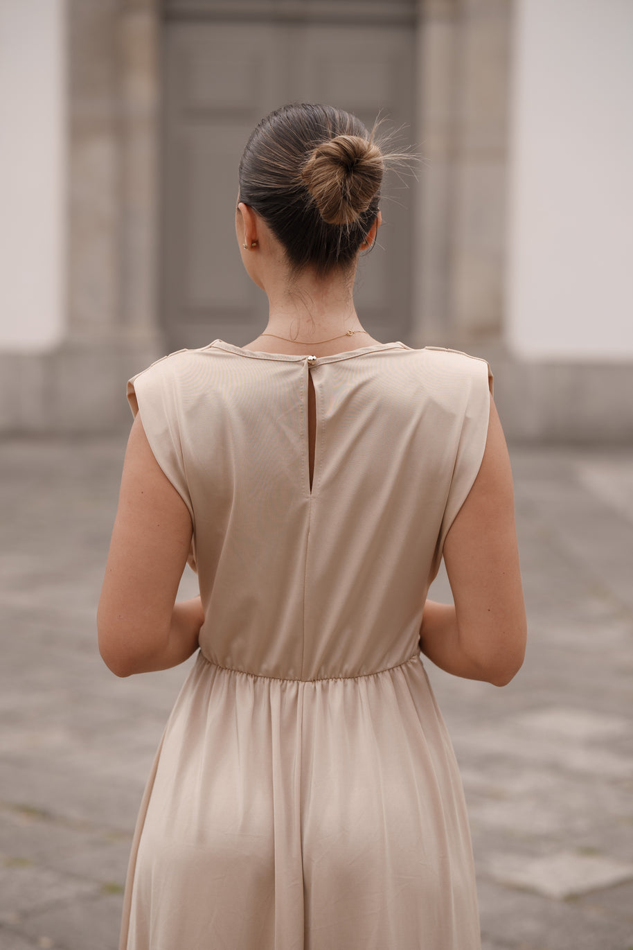 Vestido cerimónia - com pormenores pedras brilhantes