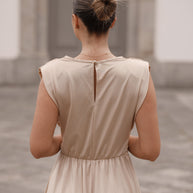 Vestido cerimónia - com pormenores pedras brilhantes