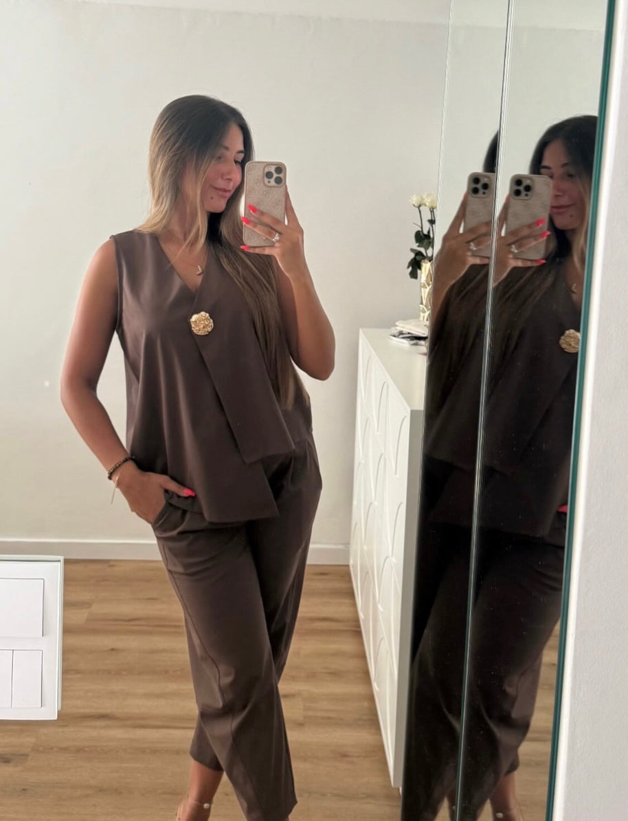 Conjunto castanho assimétrico com botão