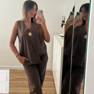 Conjunto castanho assimétrico com botão