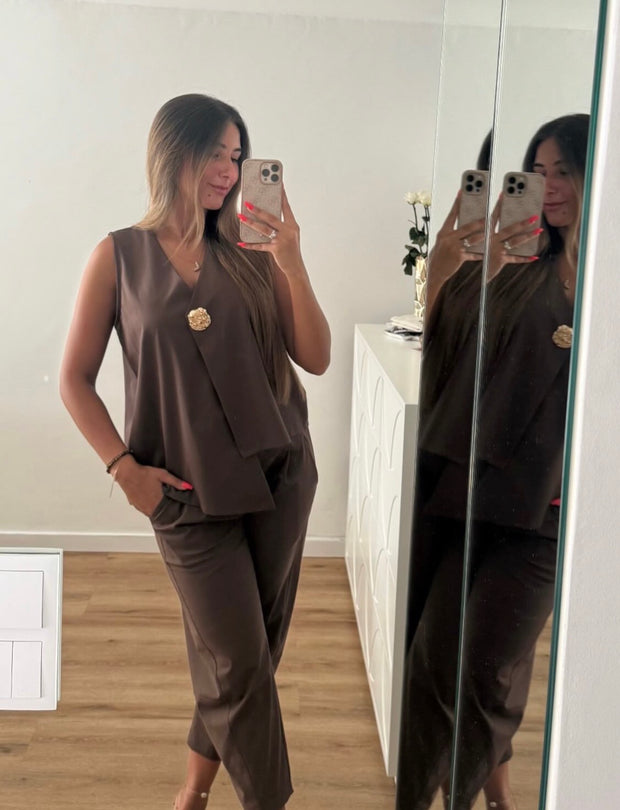 Conjunto castanho assimétrico com botão