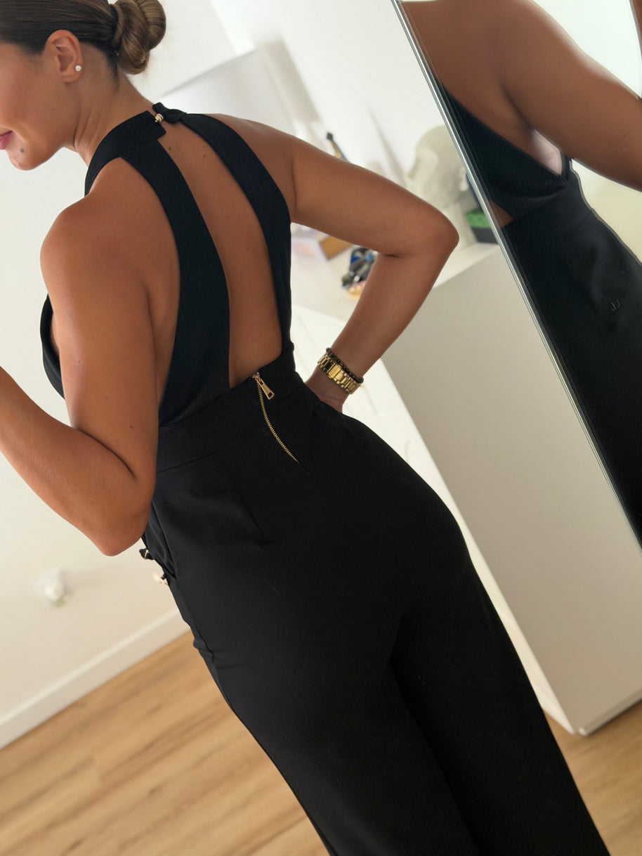 Macacão preto com costas abertas