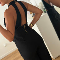 Macacão preto com costas abertas