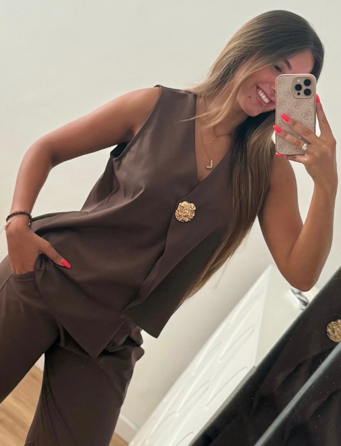 Conjunto castanho assimétrico com botão