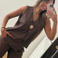 Conjunto castanho assimétrico com botão