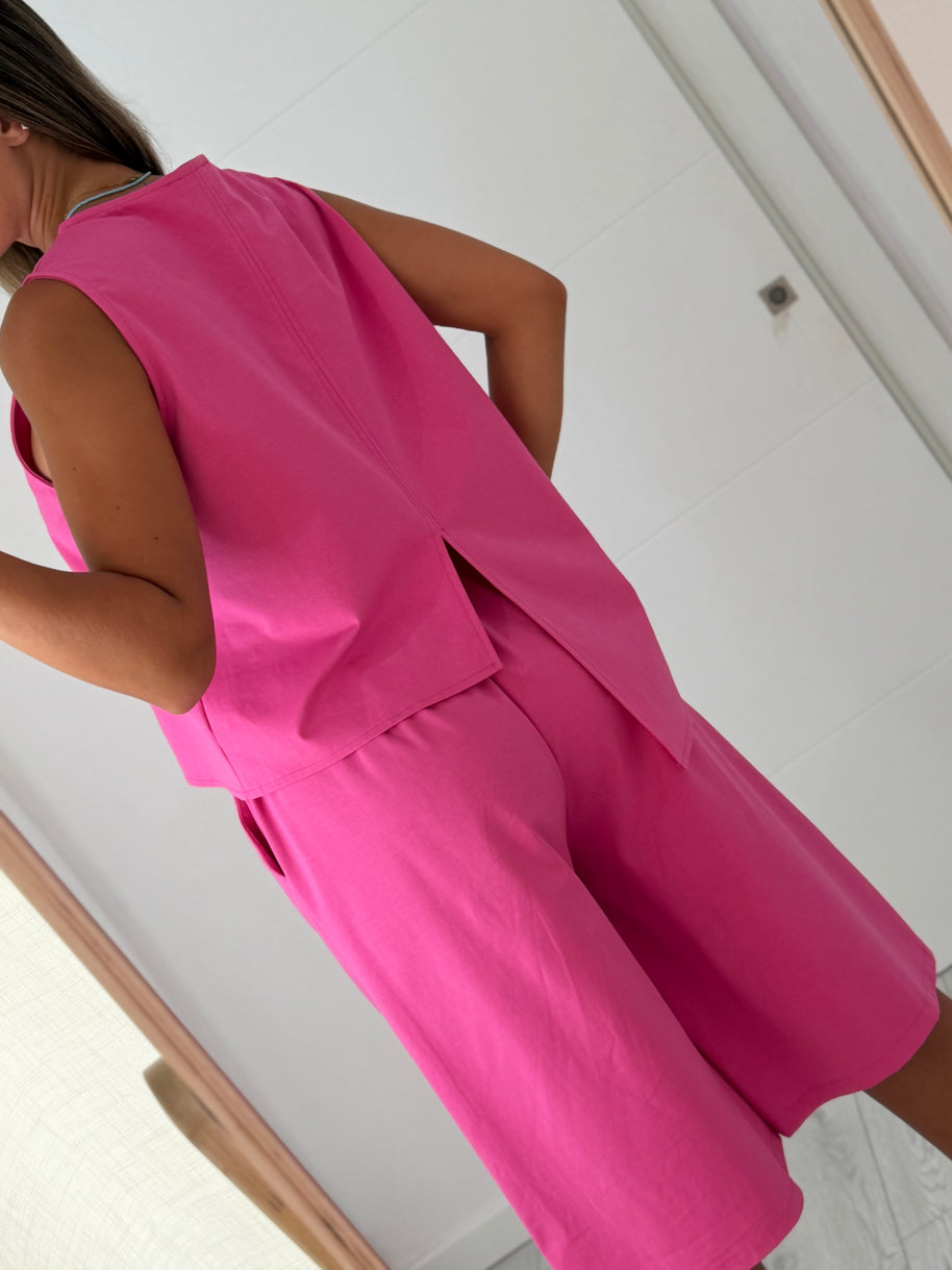 Conjunto com calção rosa choque