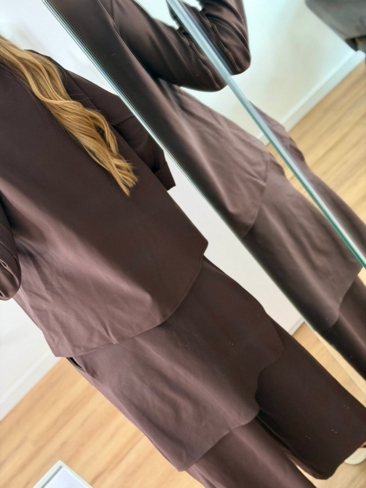 Conjunto castanho com saia/calça