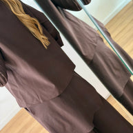 Conjunto castanho com saia/calça