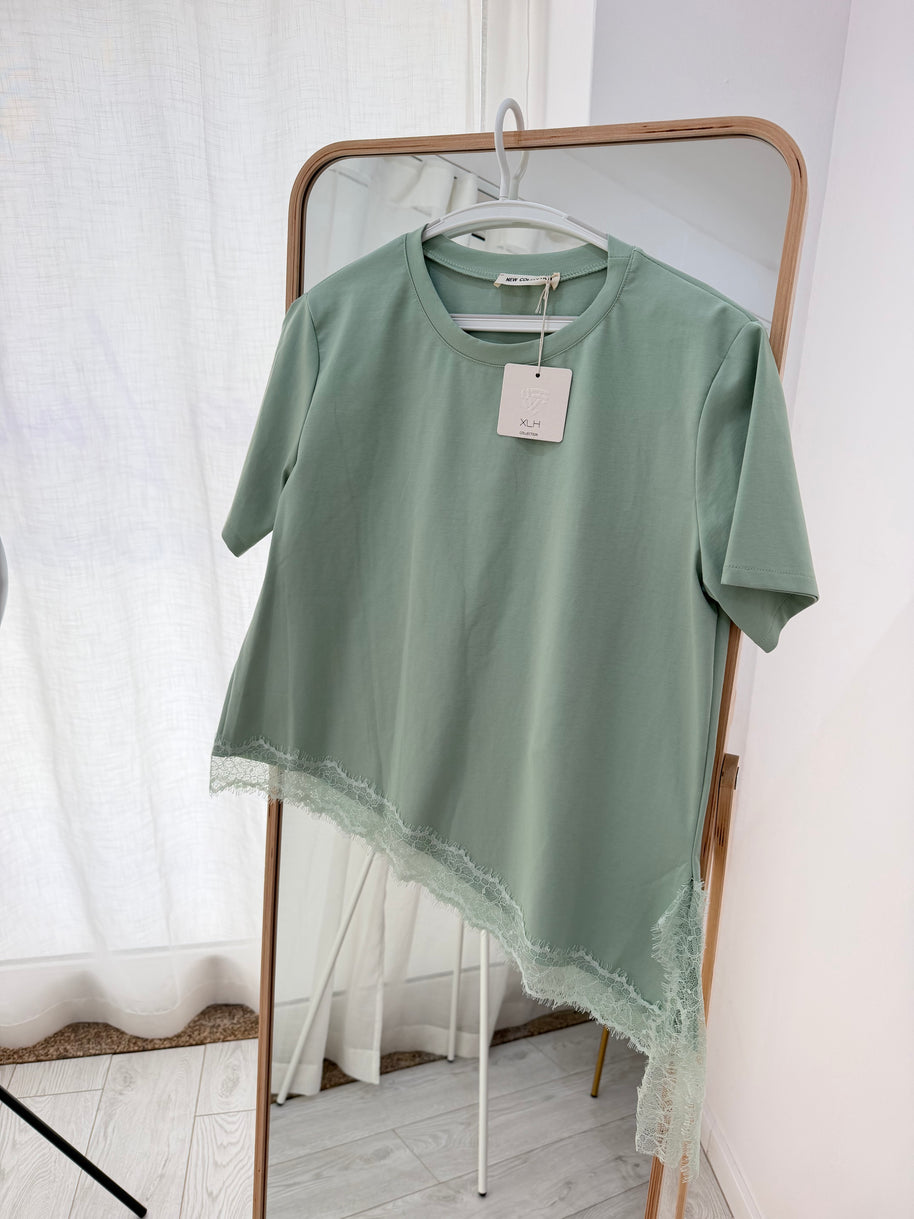Blusa assimétrica com renda - verde água