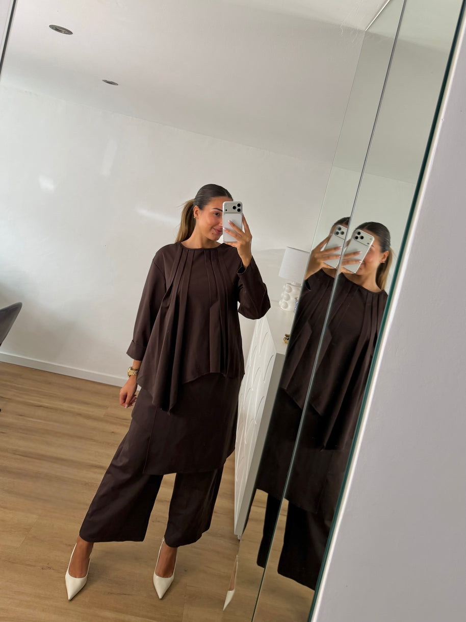 Conjunto castanho com saia/calça