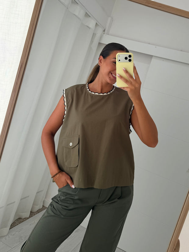 Blusa verde com pormenor bordado