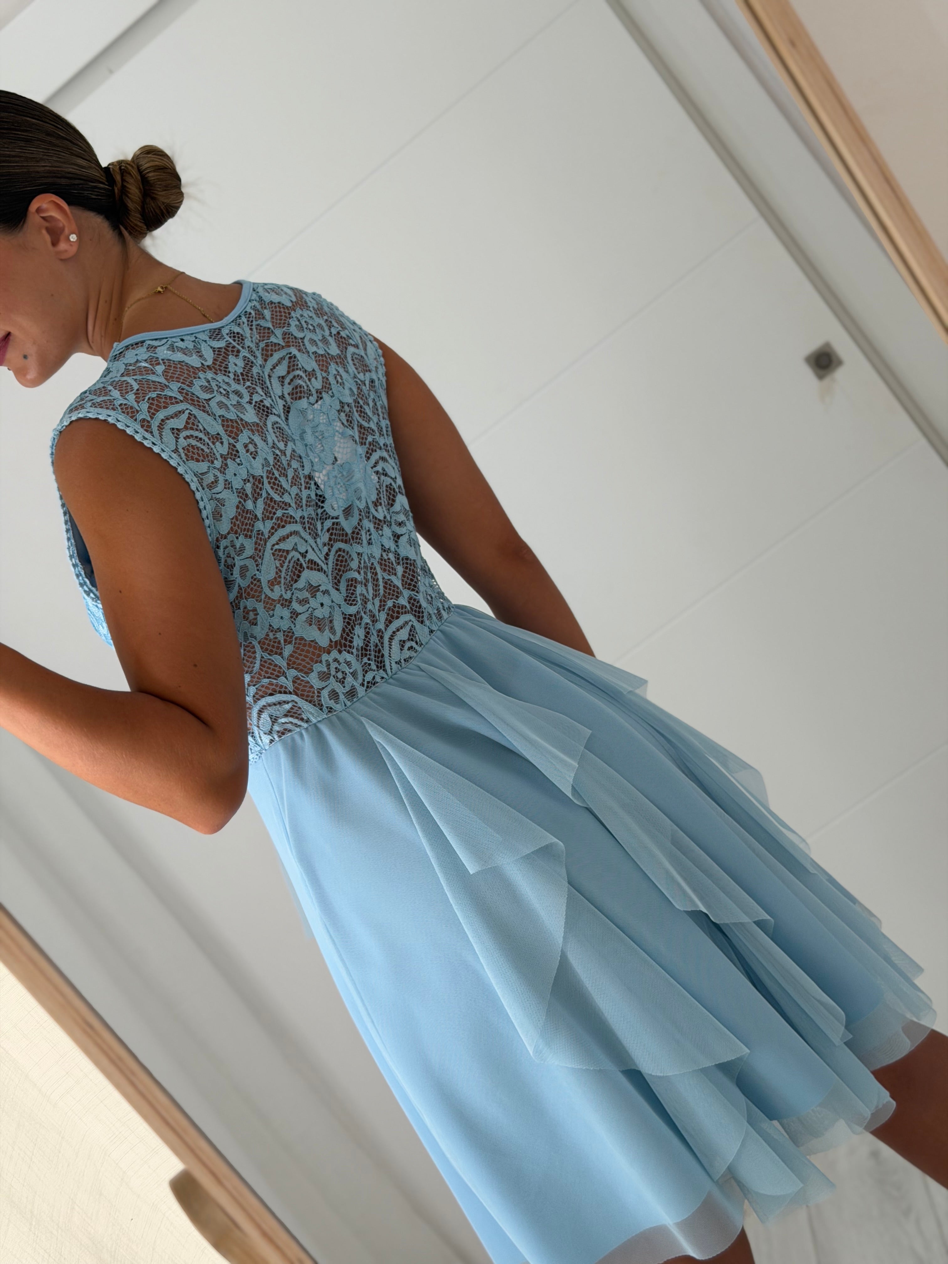 Vestido com costas rendadas