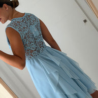 Vestido com costas rendadas